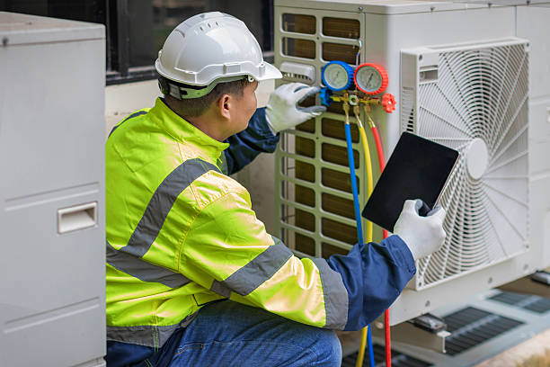 Professional Hvac technician working in Itasca, TX